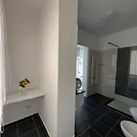 Modern 2br ,balcony,central Lägenhet *