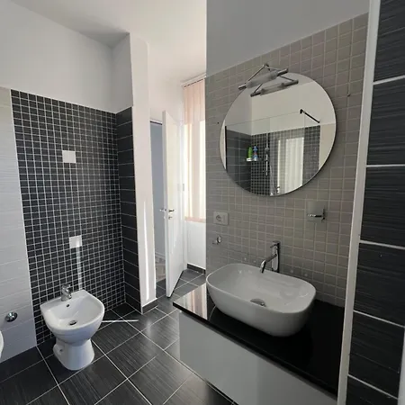 Modern 2br ,balcony,central