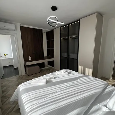 Modern 2br ,balcony,central