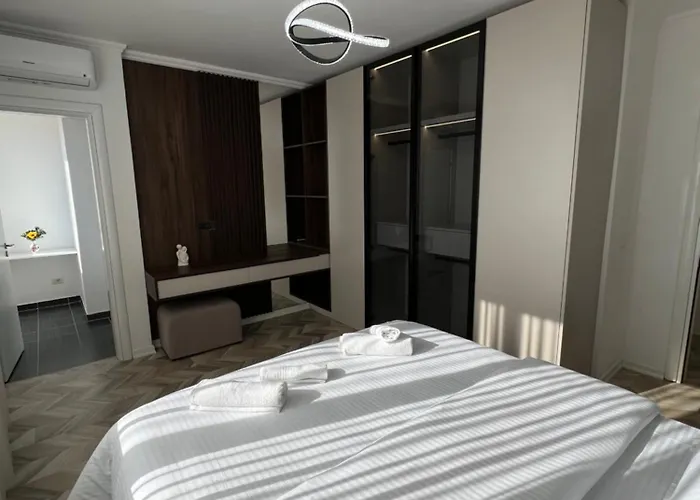 Modern 2br ,balcony,central