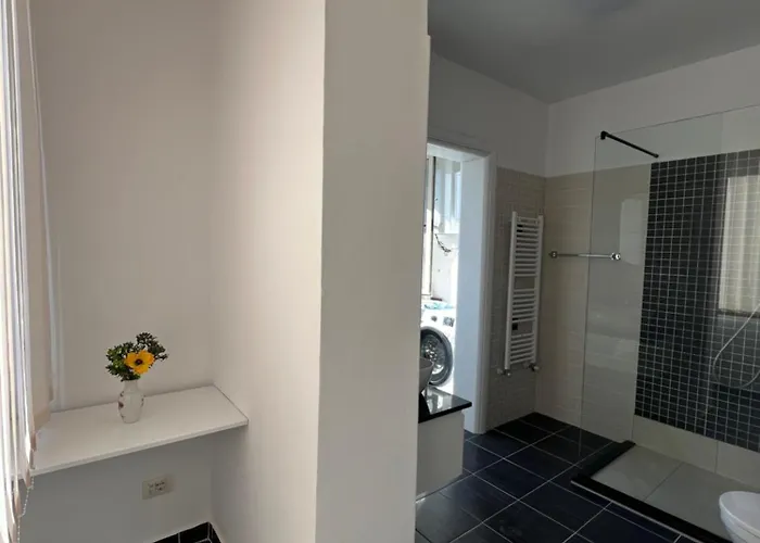 Modern 2br ,balcony,central 公寓 *